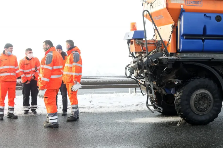 TEŠKA PROMETNA NESREĆA NA ZAGREBAČKOJ OBILAZNICI: U sudaru automobila i ralice poginula jedna osoba