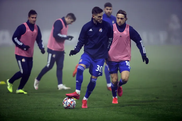 Nogometaši Dinama u susretu su 19. kola Prve HNL rutinski u Maksimiru svladali Lokomotivu sa 2-0 (1-0).  Strijelci su bili Gavranović (9) i Atiemwen (64).  Susret je odigran po vrlo maglovitom vremenu, a Dinamo je do prednosti stigao iz prve prave akcije na utakmici kada je Gavranović preciznim udarcem s vrha kaznenog prostora zatresao mrežu.  Dvoboj je rezultatski bio odlučen u 64. mi nuti kada je vratar Lokomotive Santini uspio tek odbiti pokušaj Gavranovića, a na odbijenu loptu natrčao je Atiemwen koji je s pet metara pogodio prazan gol.  S ova tri boda Dinamo se vratio na vrh ljestvice koji je na dva sata "okupirao" Osijek koji je ranije u utorak sa 3-0 svladao Slaven Belupo. I Dinamo i Osijek imaju po 42 boda iz 19 susreta, no Dinamo ima bolju razliku pogodaka.  Lokomotiva je ostala pretposljednja, deveta sa 15 bodova, koliko ima i osmi Varaždin dok posljednja Istra 1961 ima dva boda manje, ali i dvije utakmice manje.