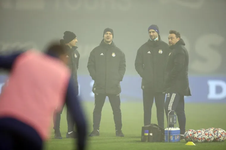[FOTO] MAGLA SVUDA, MAGLA OKO NAS: U Maksimiru vladali jako teški uvjeti za igru