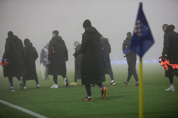 [FOTO] MAGLA SVUDA, MAGLA OKO NAS: U Maksimiru vladali jako teški uvjeti za igru