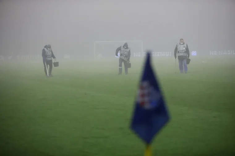[FOTO] MAGLA SVUDA, MAGLA OKO NAS: U Maksimiru vladali jako teški uvjeti za igru