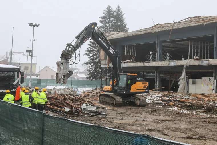 Drugi poku&scaron;aj: Započelo ru&scaron;enje stare robne kuće Petrinjka koja je o&scaron;tećena u potresu