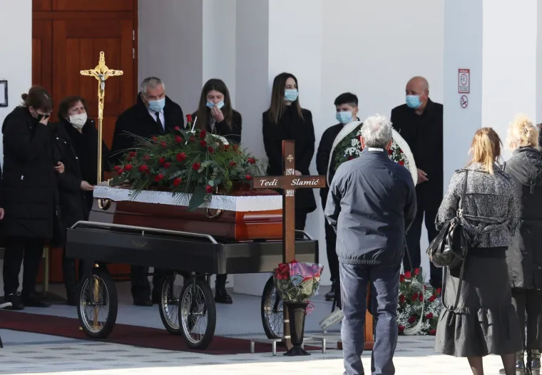 Posljednji ispraćaj Tedija Slamića, &scaron;ibenskog poduzetnika kojeg je izre&scaron;etao četverostuki ubojica