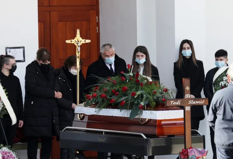 Posljednji ispraćaj Tedija Slamića, &scaron;ibenskog poduzetnika kojeg je izre&scaron;etao četverostuki ubojica