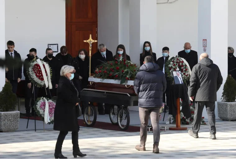 Posljednji ispraćaj Tedija Slamića, &scaron;ibenskog poduzetnika kojeg je izre&scaron;etao četverostuki ubojica
