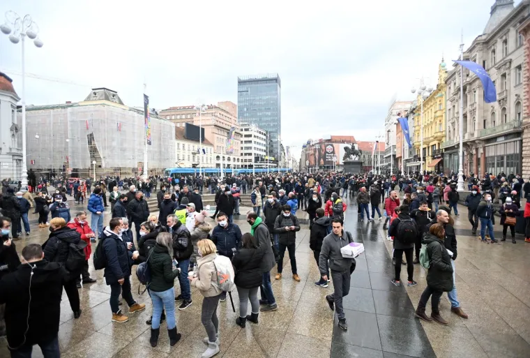 U organizaciji Udruge Glas poduzetnika na Trgu bana Josipa Jelačića održan je prosvjed "zbog neadekvatnih ekonomskih mjera i diskriminatornih odluka prema dijelu poduzetnika".