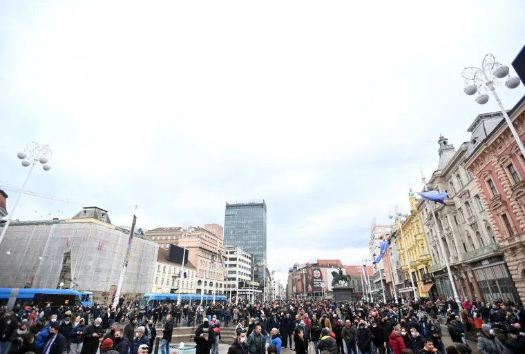VELIKI PROSVJED PODUZETNIKA NA TRGU BANA JELAČIĆA: 'Dajte nam da radimo!'