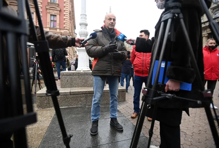 VELIKI PROSVJED PODUZETNIKA NA TRGU BANA JELAČIĆA: 'Dajte nam da radimo!'