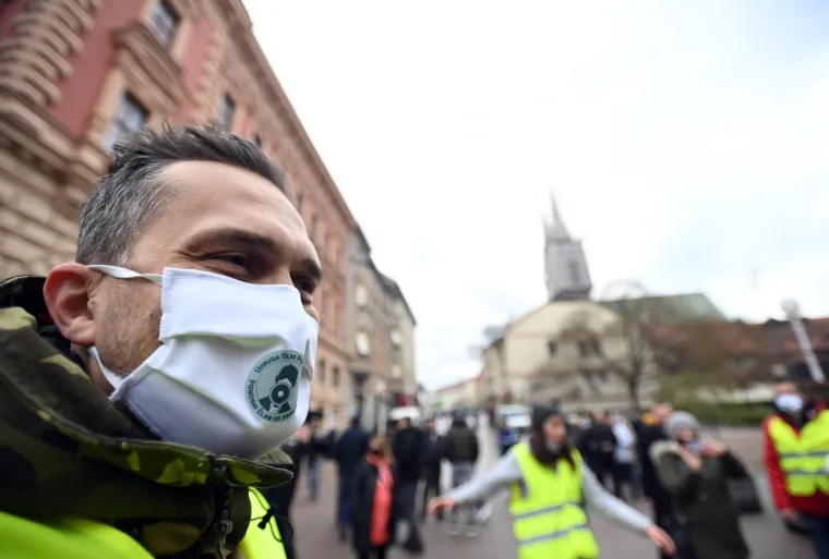 VELIKI PROSVJED PODUZETNIKA NA TRGU BANA JELAČIĆA: 'Dajte nam da radimo!'