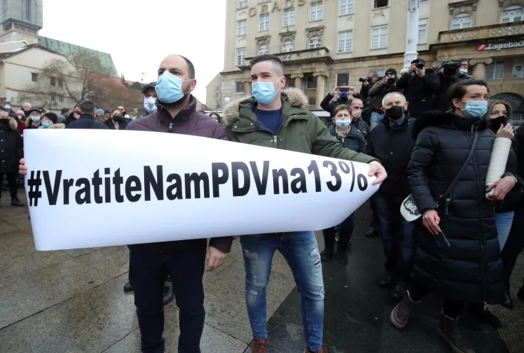 VELIKI PROSVJED PODUZETNIKA NA TRGU BANA JELAČIĆA: 'Dajte nam da radimo!'