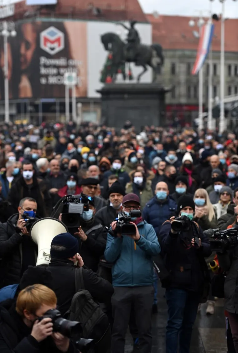 VELIKI PROSVJED PODUZETNIKA NA TRGU BANA JELAČIĆA: 'Dajte nam da radimo!'