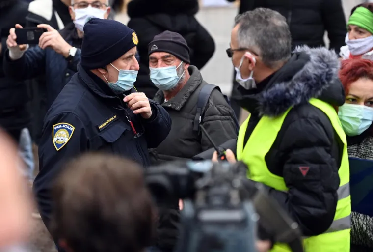 VELIKI PROSVJED PODUZETNIKA NA TRGU BANA JELAČIĆA: 'Dajte nam da radimo!'