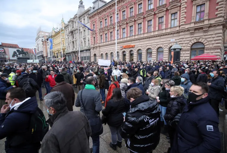 VELIKI PROSVJED PODUZETNIKA NA TRGU BANA JELAČIĆA: 'Dajte nam da radimo!'