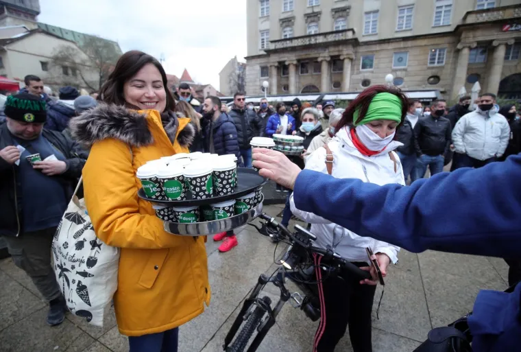 VELIKI PROSVJED PODUZETNIKA NA TRGU BANA JELAČIĆA: 'Dajte nam da radimo!'