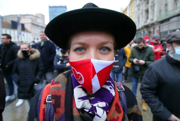 VELIKI PROSVJED PODUZETNIKA NA TRGU BANA JELAČIĆA: 'Dajte nam da radimo!'