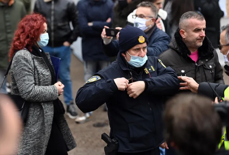 VELIKI PROSVJED PODUZETNIKA NA TRGU BANA JELAČIĆA: 'Dajte nam da radimo!'