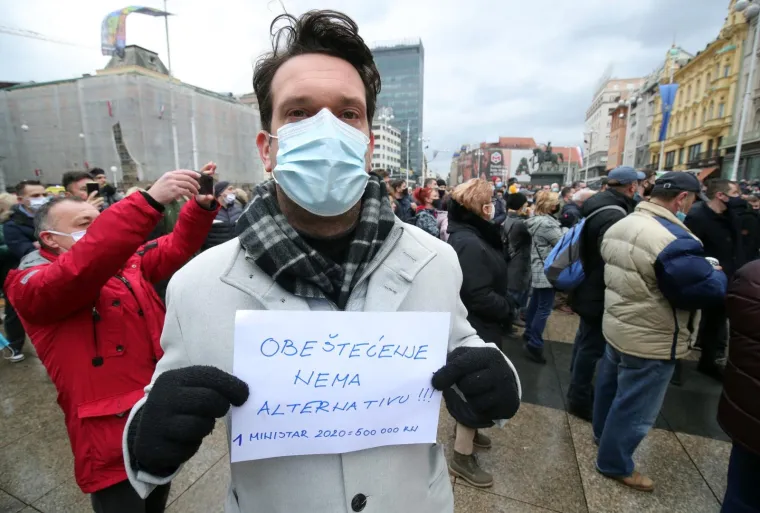 VELIKI PROSVJED PODUZETNIKA NA TRGU BANA JELAČIĆA: 'Dajte nam da radimo!'