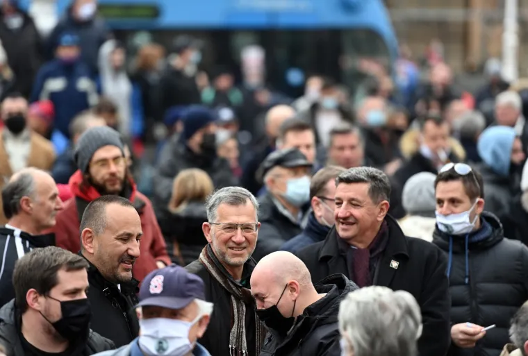 VELIKI PROSVJED PODUZETNIKA NA TRGU BANA JELAČIĆA: 'Dajte nam da radimo!'