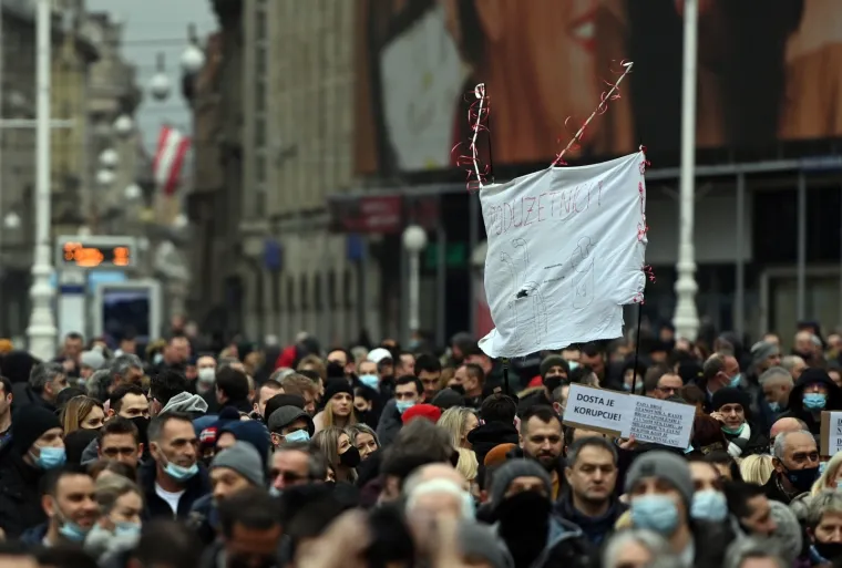 VELIKI PROSVJED PODUZETNIKA NA TRGU BANA JELAČIĆA: 'Dajte nam da radimo!'