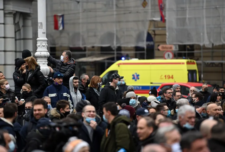 VELIKI PROSVJED PODUZETNIKA NA TRGU BANA JELAČIĆA: 'Dajte nam da radimo!'