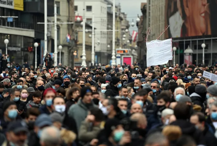 VELIKI PROSVJED PODUZETNIKA NA TRGU BANA JELAČIĆA: 'Dajte nam da radimo!'
