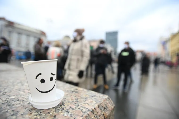 VELIKI PROSVJED PODUZETNIKA NA TRGU BANA JELAČIĆA: 'Dajte nam da radimo!'