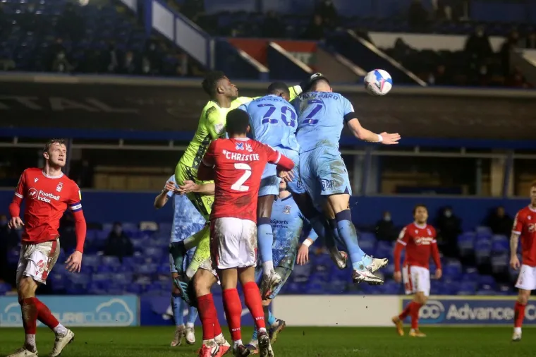 Napadač Coventryja Amadou Bakayoko sinoć je doživio ozbiljnu nezgodu na St. Andrew stadionu u Coventryju. U susretu jakog engleskog Championshipa, natjecanja poznatom po gruboj igri, napornosti i teškom putu do elitnog razreda, protiv Nottingham Foresta, prilikom jednog duela u kaznenom prostoru s vratarom Briceom Sambom, u skoku za ubačenom loptom ostao ležati na tlu bez svijesti.