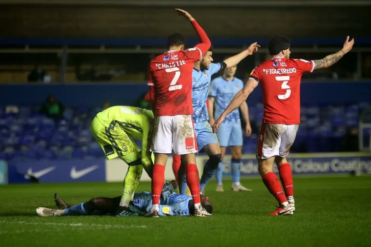 [FOTO] HOROR NA ST. ANDREWU: Ostao ležati bez svijesti nakon brutalnog sudara; Drama na poznatom stadionu