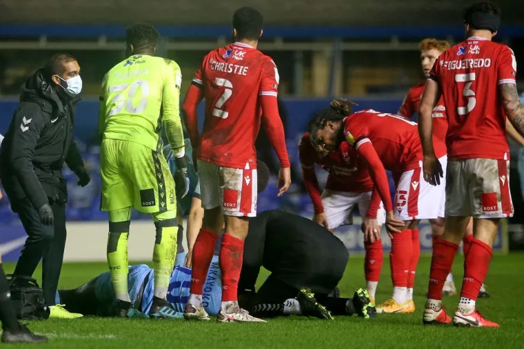 [FOTO] HOROR NA ST. ANDREWU: Ostao ležati bez svijesti nakon brutalnog sudara; Drama na poznatom stadionu