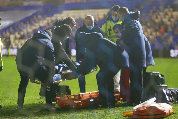 [FOTO] HOROR NA ST. ANDREWU: Ostao ležati bez svijesti nakon brutalnog sudara; Drama na poznatom stadionu