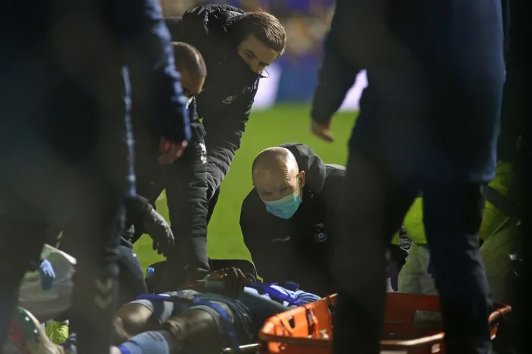 [FOTO] HOROR NA ST. ANDREWU: Ostao ležati bez svijesti nakon brutalnog sudara; Drama na poznatom stadionu
