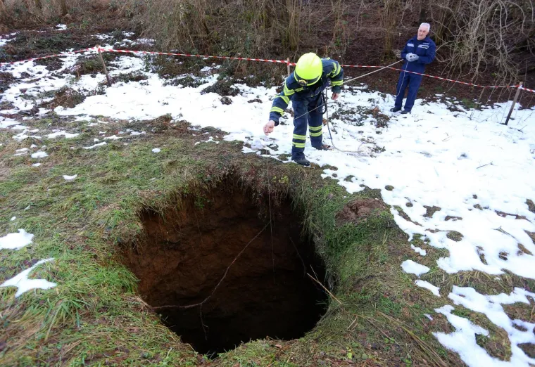 Mje&scaron;tani otkrili rupetinu stotinjak metara od kuća: Dubina - čak 17 metara!