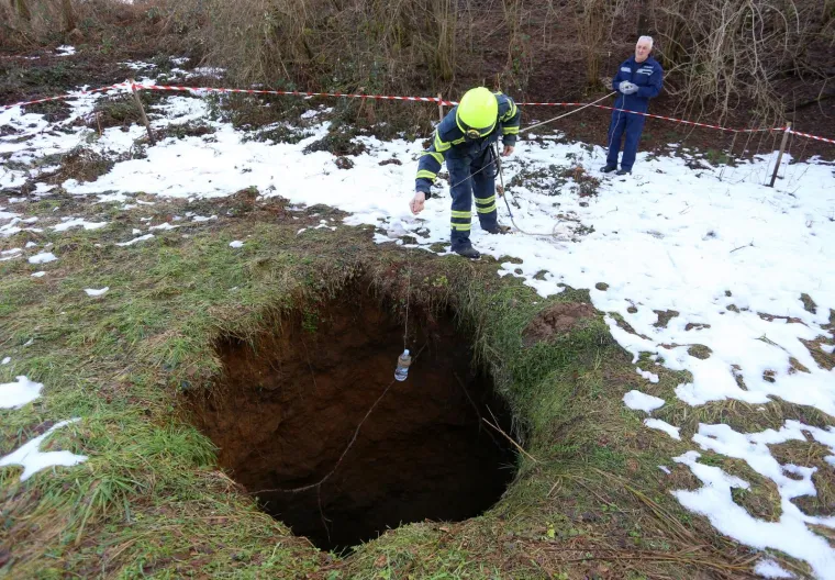 Mje&scaron;tani otkrili rupetinu stotinjak metara od kuća: Dubina - čak 17 metara!