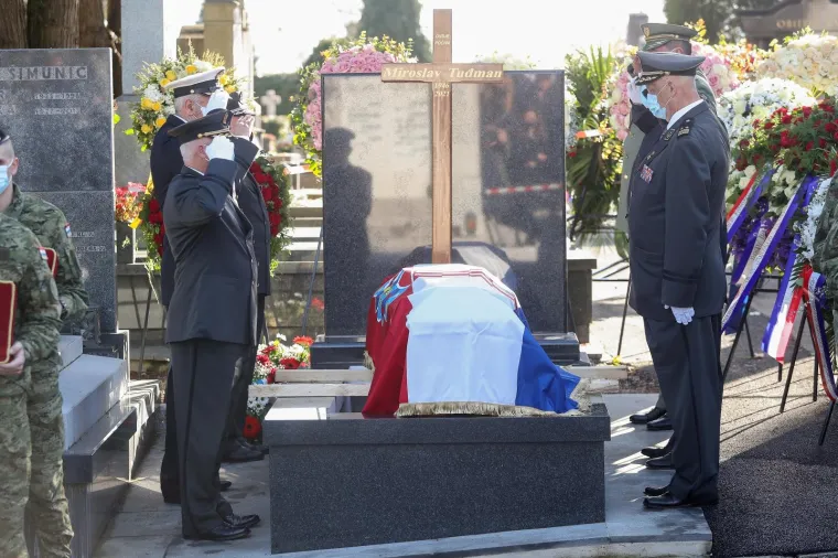 Miroslav Tuđman pokopan na Mirogoju uz najvi&scaron;e vojne počasti: Na ispraćaju bili Plenković i ministri