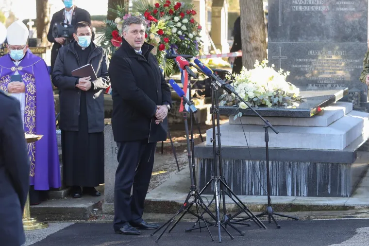 Miroslav Tuđman pokopan na Mirogoju uz najvi&scaron;e vojne počasti: Na ispraćaju bili Plenković i ministri