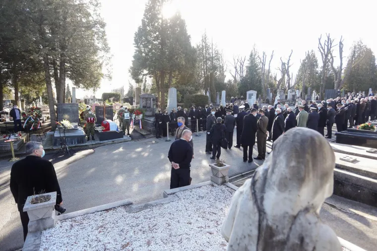 Miroslav Tuđman pokopan na Mirogoju uz najvi&scaron;e vojne počasti: Na ispraćaju bili Plenković i ministri