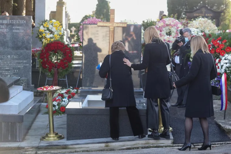 Miroslav Tuđman pokopan na Mirogoju uz najvi&scaron;e vojne počasti: Na ispraćaju bili Plenković i ministri