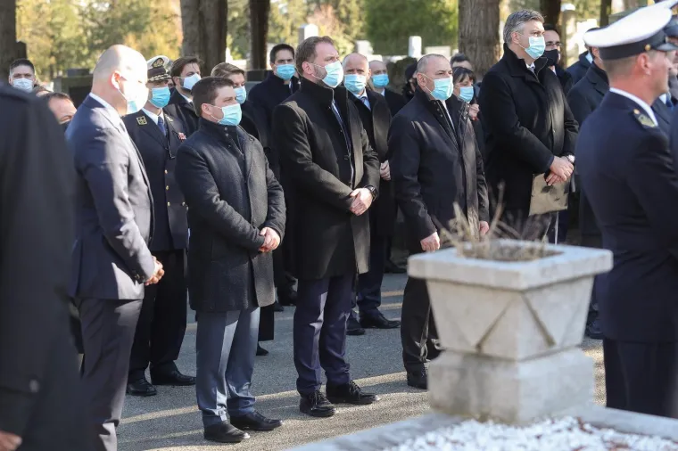 Miroslav Tuđman pokopan na Mirogoju uz najvi&scaron;e vojne počasti: Na ispraćaju bili Plenković i ministri