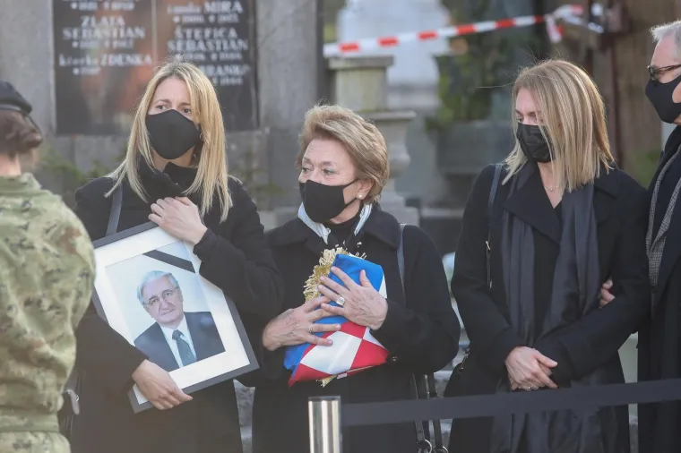 Miroslav Tuđman pokopan na Mirogoju uz najvi&scaron;e vojne počasti: Na ispraćaju bili Plenković i ministri