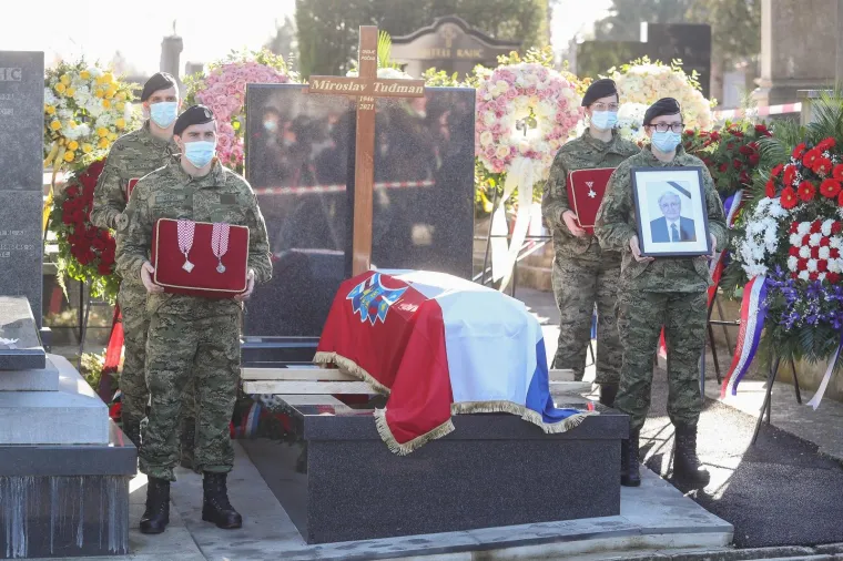 Miroslav Tuđman pokopan na Mirogoju uz najvi&scaron;e vojne počasti: Na ispraćaju bili Plenković i ministri