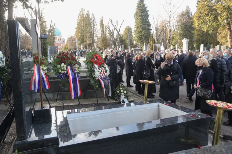 Miroslav Tuđman pokopan na Mirogoju uz najvi&scaron;e vojne počasti: Na ispraćaju bili Plenković i ministri