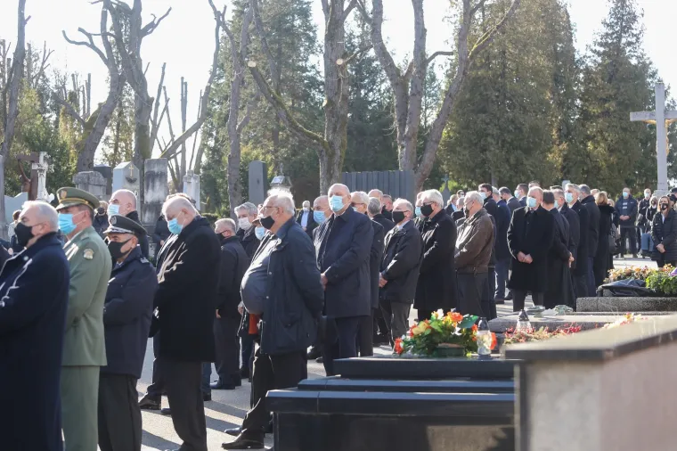Miroslav Tuđman pokopan na Mirogoju uz najvi&scaron;e vojne počasti: Na ispraćaju bili Plenković i ministri