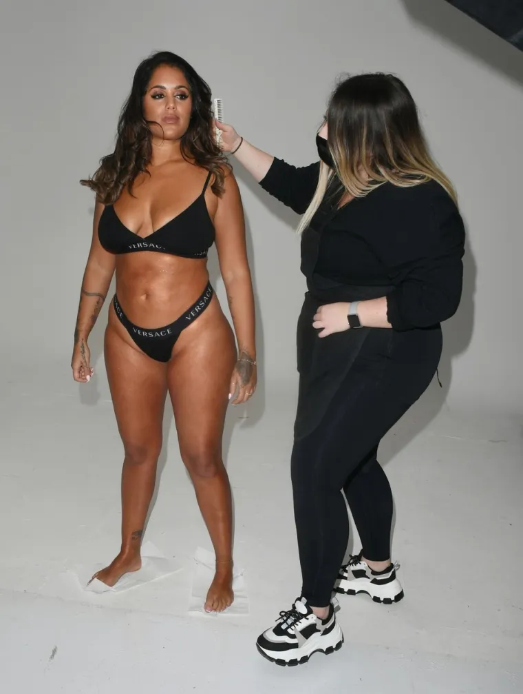 Reality zvijezda Malin Andersson odjenula je crni bikini te pokazala svoje raskošne obline na snimanju u Londonu. Foto: Profimedia