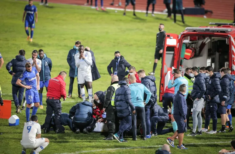 UŽASNE SCENE U PORTUGALU: Igrač Porta završio u bolnici, suigrači plakali pokraj onesviještenog Nanua