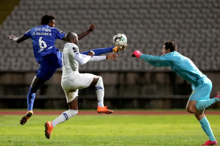 Desni bek porta Nanu završio je u bolnici nakon što ga je vratar Belenensesa Kritsyuk s obje ruke pogodio u glavu u 88. minuti susreta (0-0). Naime, Nanu je utrčavao s lijeve strane, ali je ispred njega na lopti bio domaći stoper Edgar, no Kritsyuk s obje je ruke u glavu nokautirao desnog beka Porta koji je pao i ostao nepomičan.    Liječnička služba odmah je utrčala na travnjak te ga je nakon 11 minuta iznijela na nosilima s terena. Igrači su bili u šoku. Pepe je plakao, a Marega se molio pokraj kola hitne pomoći.   Liječnici su mi rekli da će s njim biti sve u redu", rekao je poslije utakmice Pepe.