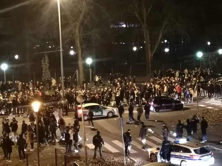 Gomila studenta partijala kod doma na Savi, policija ih rastjerivala nekoliko puta!