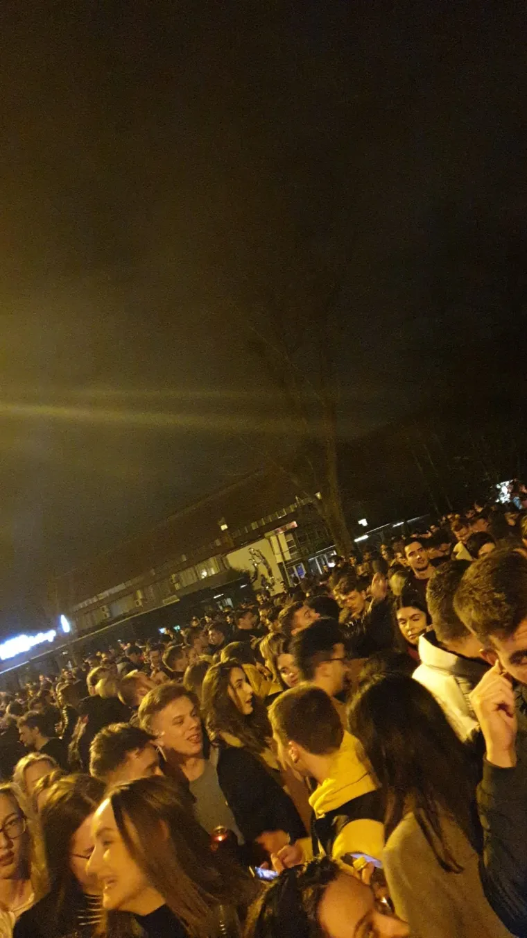 Gomila studenta partijala kod doma na Savi, policija ih rastjerivala nekoliko puta!