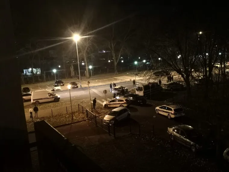 Gomila studenta partijala kod doma na Savi, policija ih rastjerivala nekoliko puta!