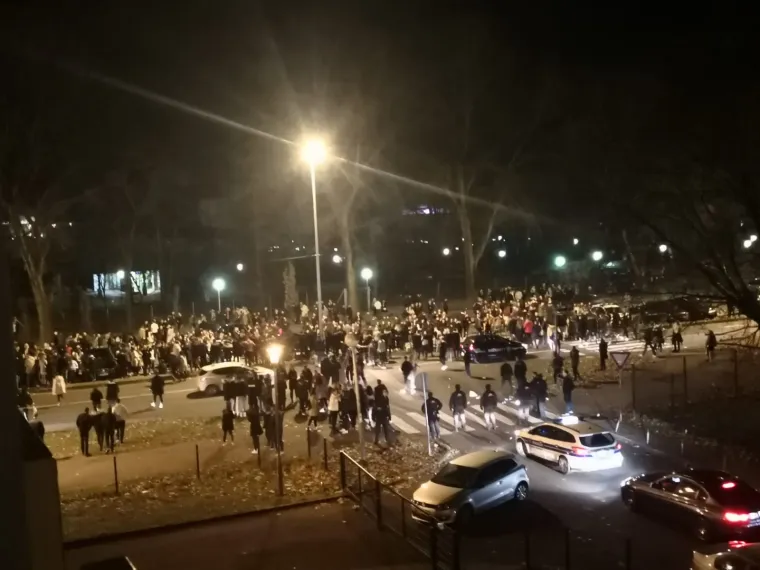 Gomila studenta partijala kod doma na Savi, policija ih rastjerivala nekoliko puta!
