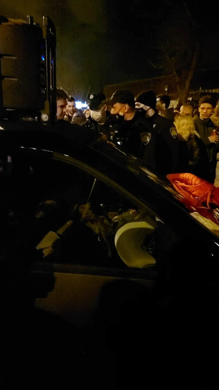 Gomila studenta partijala kod doma na Savi, policija ih rastjerivala nekoliko puta!